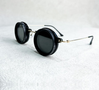 Dickes Brillengestell - goldene Bügel