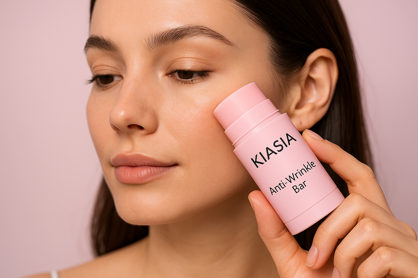 Een vrouw die de KIASIA Anti-Wrinkle Bar gebruikt met beide teksten zichtbaar op het product